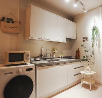 Nonhyeon-dong Apartamento | Stay in joy Gangnam #선정릉역 도보4분 #올리모델링 #각방 에어컨 #무료 wifi #8인숙소 #호텔침구 #세탁건조기 #공항버스