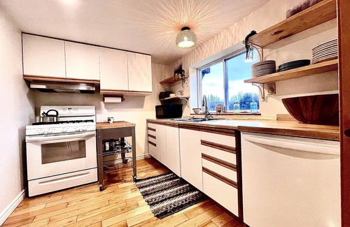 Montgomery Center Cabina | Stay near Jay Peak at your own private cabin with 18 brookside acres!