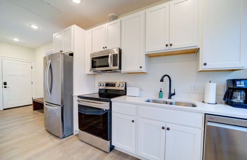 Nelson Hotel | Stay on Clay - Suite #8