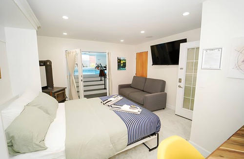 Langford Cama Y Desayuno | Steam, Swim & Unwind: Your Private Wellness Haven!