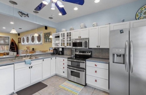 Steinhatchee Complejo | Steinhatchee Landing Resort-Lazy Daisy #37-Dog Friendly **THIRD NIGHT FREE**
