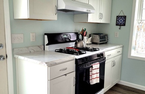 Dunkirk Cabaña | Steps from the beach, Lakeview with Hot Tub