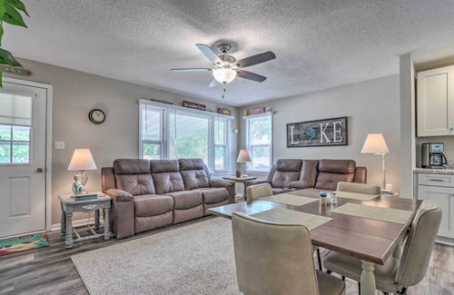 Camdenton Cabaña | Steps to Lake: Cheerful Camdenton Cottage!