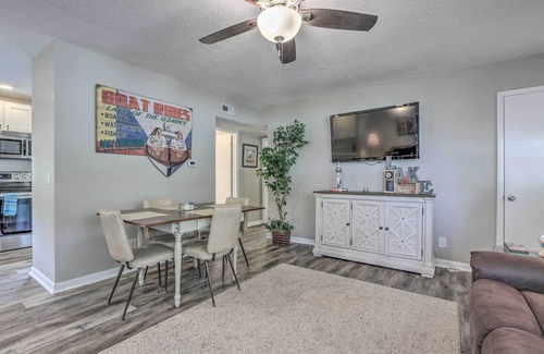 Camdenton Cabaña | Steps to Lake: Cheerful Camdenton Cottage!