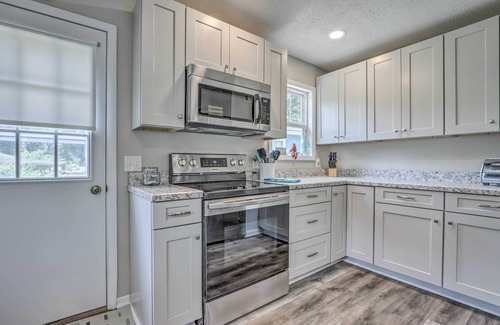 Camdenton Cabaña | Steps to Lake: Cheerful Camdenton Cottage!