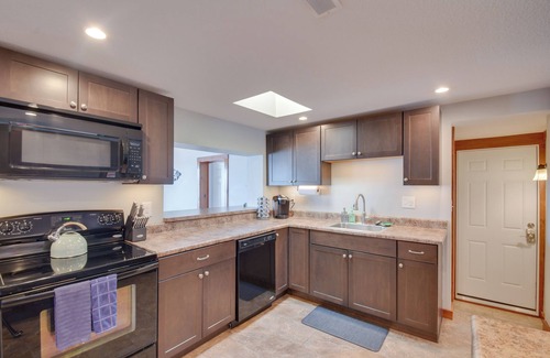 Scott County Casa | Steps to Mississippi River: Hot Tub Haven!