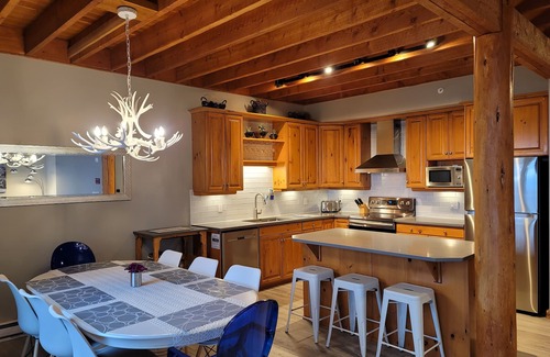 Big White Ski Resort Chalet De Esquí | Pasos para la silla bala y el pueblo! La mejor ubicación y bañera de hidromasaje privada!