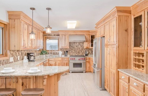 Whiting Casa | Stevens Point Escape - HUGE 5 bedroom Home