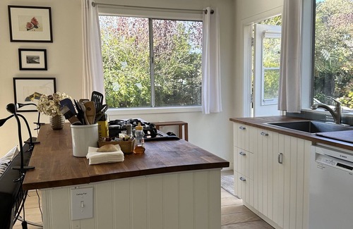 Stinson Beach Cabaña | Stinson Beach Cottage - 1 Minute Walk to Beach, in Town with Amenities Galore!