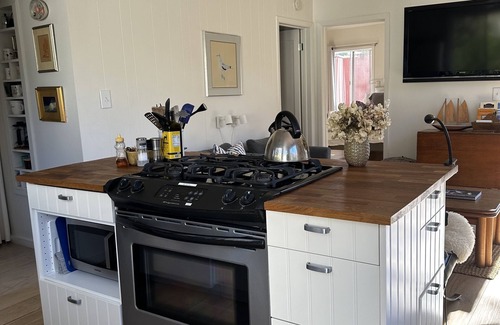 Stinson Beach Cabaña | Stinson Beach Cottage - 1 Minute Walk to Beach, in Town with Amenities Galore!