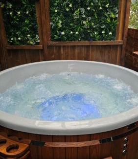 Ustrzyki Dolne Apartamento | Stodoła Orłów - Domek z Jacuzzi na wyłączność