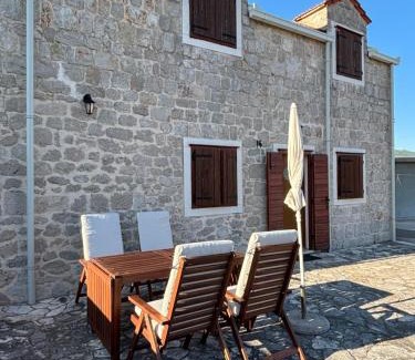 Central Dalmatia Apartamento | Stone cottage Aria
