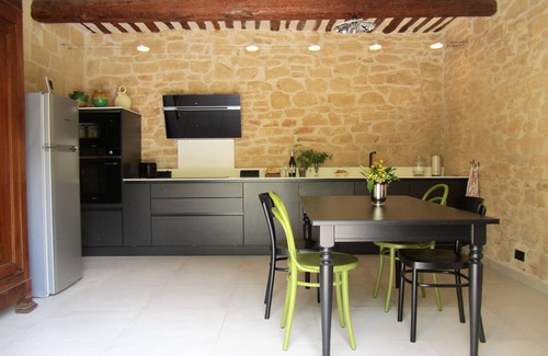 Castillon-du-Gard Casa | Masía reformada en un pueblo medieval.