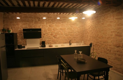 Castillon-du-Gard Casa | Masía reformada en un pueblo medieval.