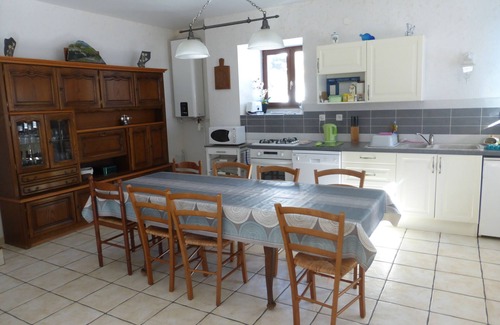 Besse Casa | Casa de piedra con terraza en pueblo típico de montaña en GR 54