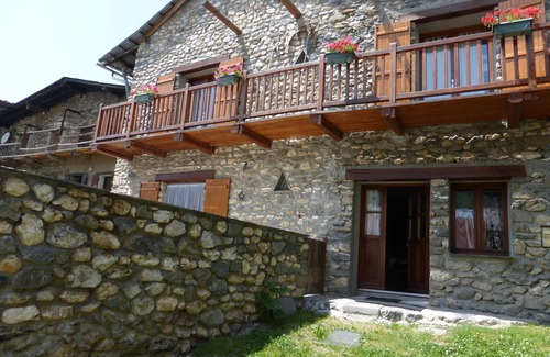 Besse Casa | Casa de piedra con terraza en pueblo típico de montaña en GR 54