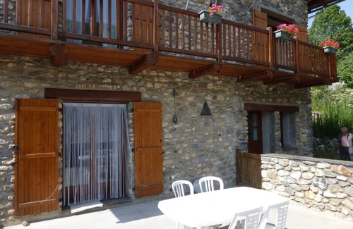 Besse Casa | Casa de piedra con terraza en pueblo típico de montaña en GR 54