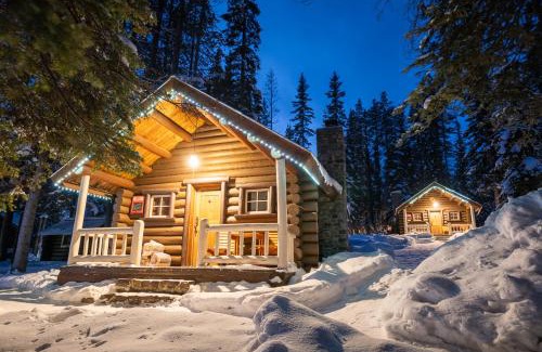 Castle Junction Hotel | Storm Mountain Lodge & Cabins