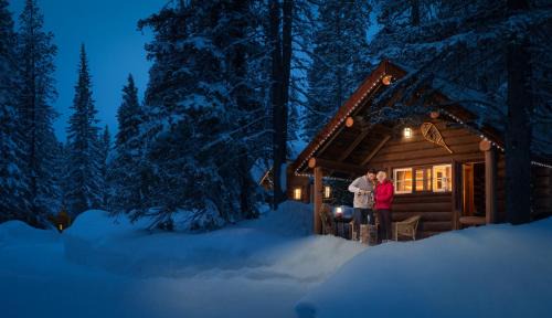 Castle Junction Hotel | Storm Mountain Lodge & Cabins