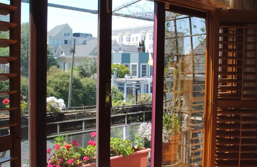 Western Addition Apartamento | Libro de cuentos en el ático Loft en la parte superior Alamo Square Victorian, de propiedad familiar, en el corazón de San Francisco