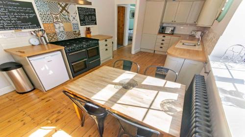Georgeham Casa | Streamways Nr Croyde - Large country cottage with valley views, Hot Tub option and private garden cabin, sleeps 12-16