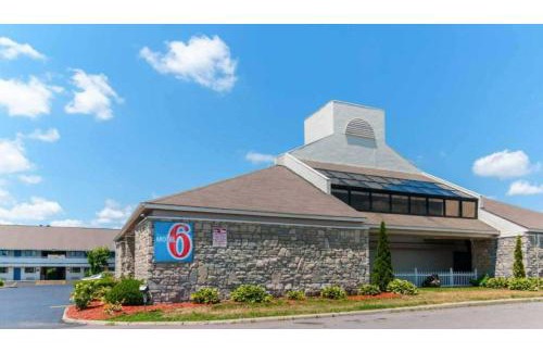 Southgate Hotel | Studio 6 Southgate MI Detroit