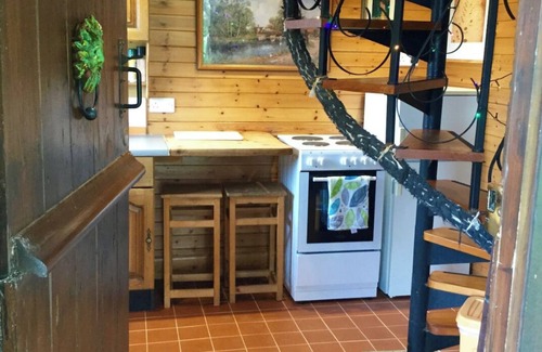 Cowbeech Apartamento | Estudio y balcón con árboles que crecen a través de él, escalera de caracol, impresionantes vistas.