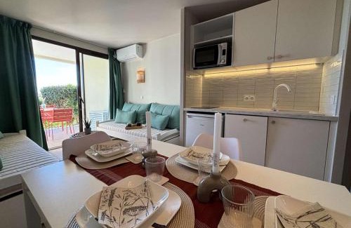 La Croix des Gardes Apartamento | Studio cabine avec vue mer, piscine et parking à Cannes la Bocca - FR-1-609-93