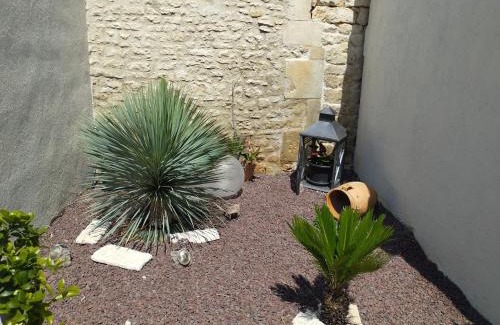 Beurlay Casa | Studio meublé et équipé avec jardin et terrasse privée