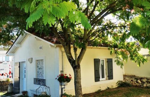 Beurlay Casa | Studio meublé et équipé avec jardin et terrasse privée