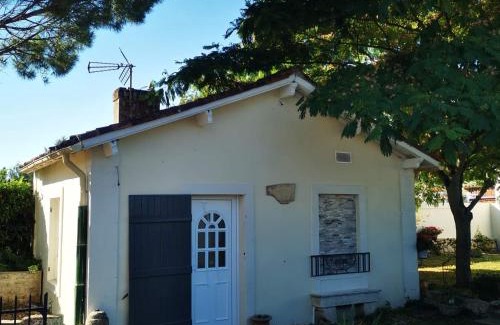 Beurlay Casa | Studio meublé et équipé avec jardin et terrasse privée