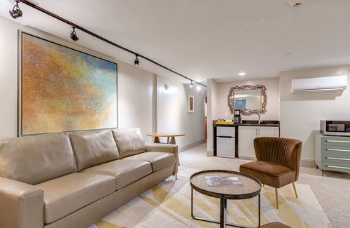 East Bank Apartamento | Studio Retreat for 4 Near DT, Walk to Broadway!