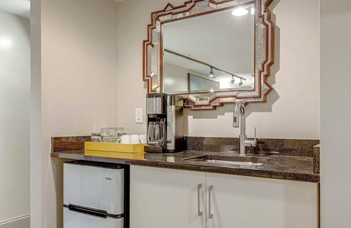 East Bank Apartamento | Studio Retreat for 4 Near DT, Walk to Broadway!