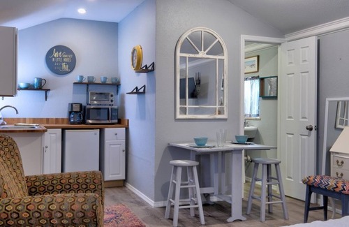 Palma Sola Cabaña | Studio Stand Alone with Shared Pool and FREE WiFi Close to Anna Maria Island