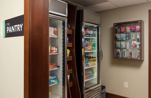 Folsom Apartamento | Studio Suite | Great for Business Travelers! Free Wi-Fi + Parking On-Site