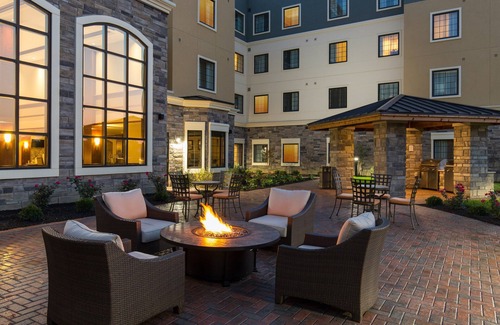 Folsom Apartamento | Studio Suite | Great for Business Travelers! Free Wi-Fi + Parking On-Site