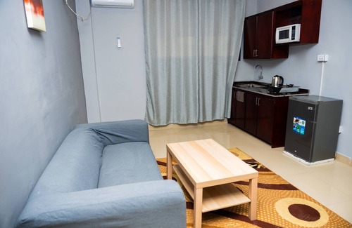 Margibi County Apartamento | Studio suite with Two Queen Bed, Sofa and kitchen