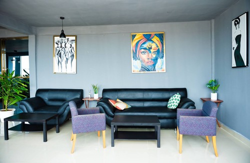 Margibi County Apartamento | Studio suite with Two Queen Bed, Sofa and kitchen