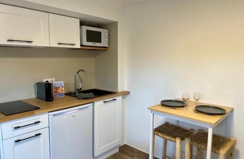 Valbonne Apartamento | Studio with private car park and air con