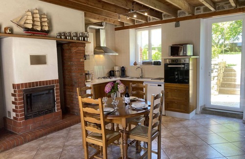 Saint-Maurice-en-Cotentin Casa | Maravillosa casa de vacaciones para 6 personas con WIFI, TV, terraza y mascotas permitida