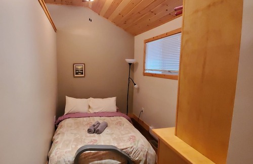 Port McNicoll Casa | Stunning 2 Bdrm Waterfront Cottage with Amazing Sunsets!