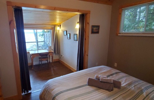 Port McNicoll Casa | Stunning 2 Bdrm Waterfront Cottage with Amazing Sunsets!