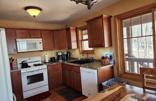 Upson Casa | Stunning 3 bed/2bath Cottage with lake frontage. Winter ski in/out Whitecap Mtn