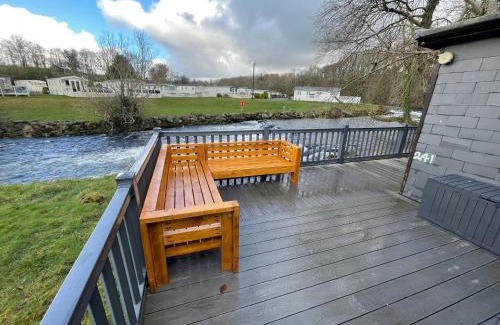 Bont Newydd Chalet De Esquí | Stunning 3 Bed Riverside Cabin in Snowdonia