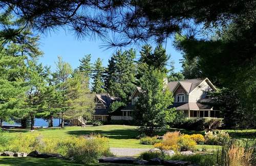 Port Carling Complejo | Stunning 3 bedroom cottage on Lake Joseph. Web site is: muskokanonlakejoseph.com