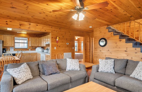 Celina Cabina | Stunning 4 Bedroom Chalet .5 Miles from Dale Hollow Lake
