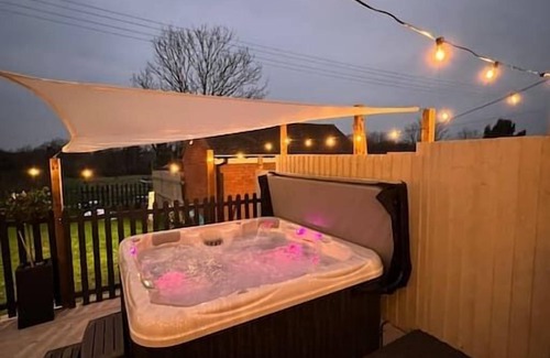 Pershore Cabaña | Stunning 5 Bed Victorian home (optional hot tub)
