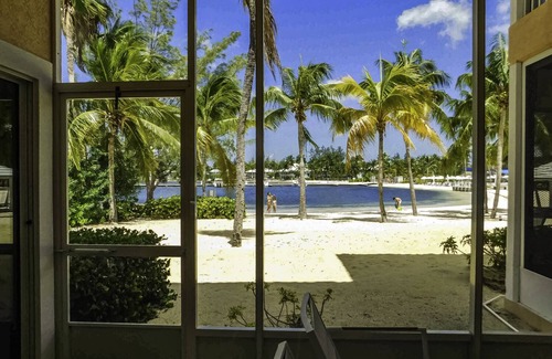 Rum Point Condominio | Stunning beachfront condo. Relax, Enjoy, Sunset, RumPoint, Pool & Heated Jacuzzi