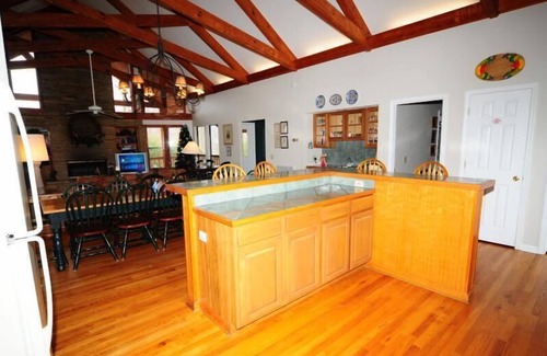 Chalet Village Chalet De Esquí | Impresionante Chalet- * Ubicación perfecta para reuniones familiares, retiros y reuniones *