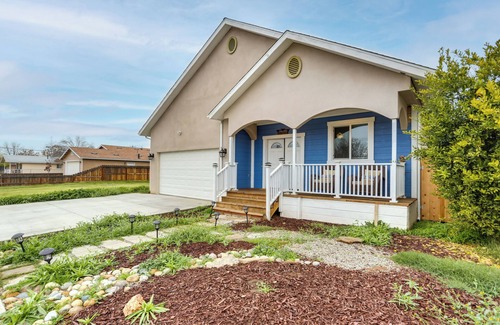 Clovis Cabaña | Stunning Clovis Home ~ 1 Mile to Old Town!